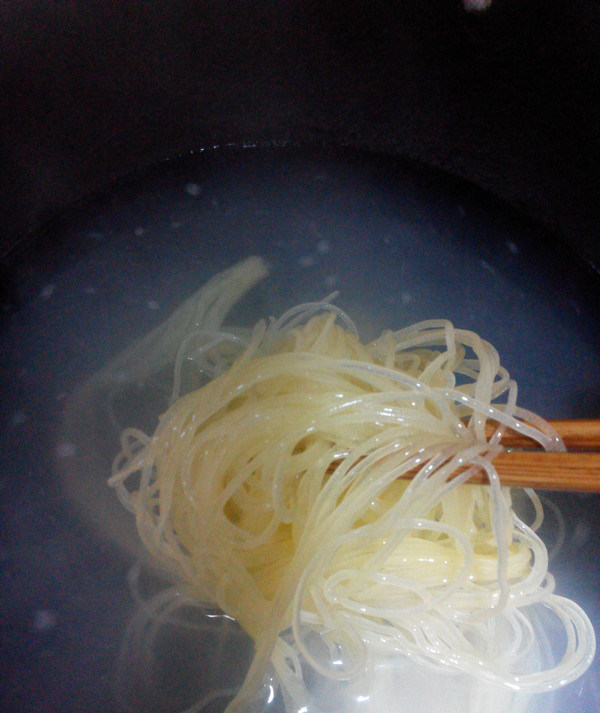 黑龙江朝鲜冷面,锅加水烧开下入<a style='color:red;display:inline-block;' href='/shicai/ 541'>冷面</a>，烧开煮1分钟关火烫至断生（<a style='color:red;display:inline-block;' href='/shicai/ 541'>冷面</a>产地不同，煮至时间也不一样，至断生即可）