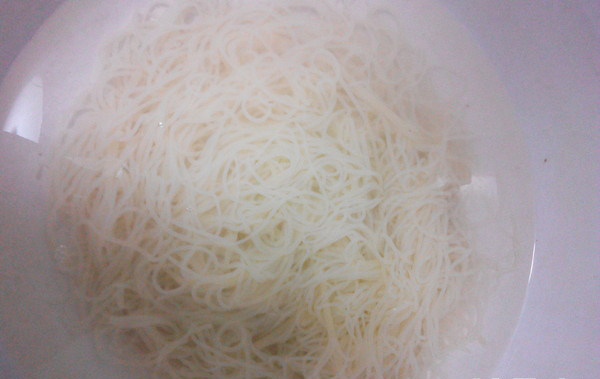 黑龙江朝鲜冷面,捞出放冷水中投凉,冲洗2-3次至不粘即可