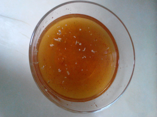 黑龙江朝鲜冷面,碗中加入盐,白糖,醋,酱油,辣椒粉,蒜姜末,倒入冰冻矿泉水拌匀