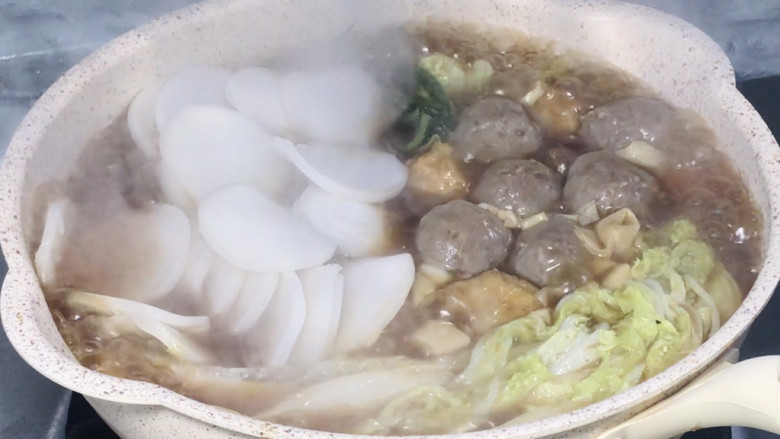 三圆锅,加入年糕,煮沸至年糕变软