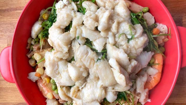 葱油鱼片,所有食材放入盘中