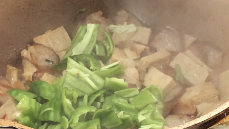 豆干炒腊肉,约2分钟后,放入青椒,炒匀至断生
