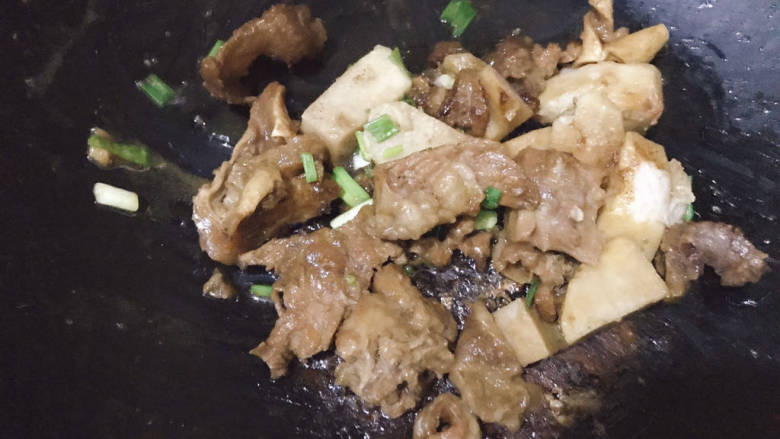 芋头焖牛腩,调味均匀即可