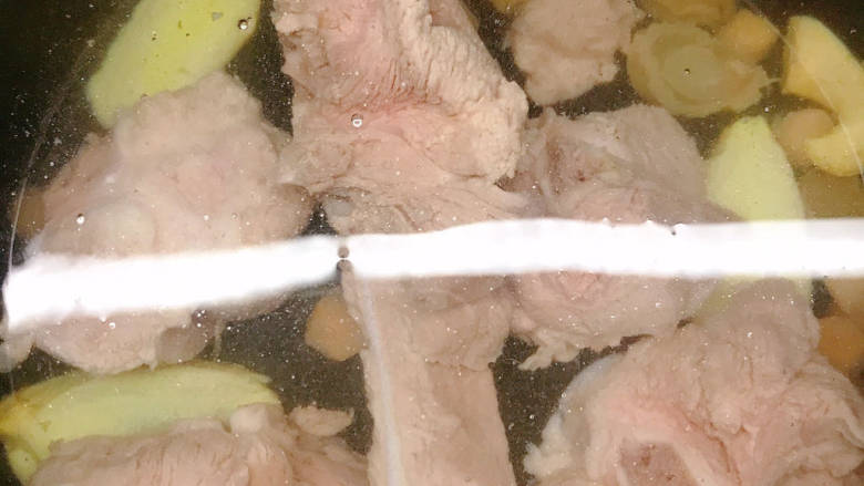 木耳扇骨汤,放入焯水后的扇骨,大火烧开后转小火煲1小时