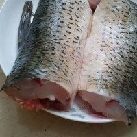 鱼头汤,鲩鱼开腹洗净去头尾,记得腹中黑膜刮