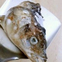 鱼头汤,热油锅,小火,鱼头鱼尾煎金黄色,关火,放凉。这样放凉后再加水去滚汤不会上火,如果刚刚煎好马上放水,喝了汤易上火,等于高温下的地上你浇些水,地马上干了,并且水蒸气立马蒸发了,一热一凉。长期是不好的。