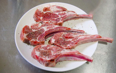 法式风味香料羊排,<a style='color:red;display:inline-block;' href='/shicai/ 330'>羊排</a>清洗擦干后两面撒上盐和黑胡椒碎腌制20分钟左右