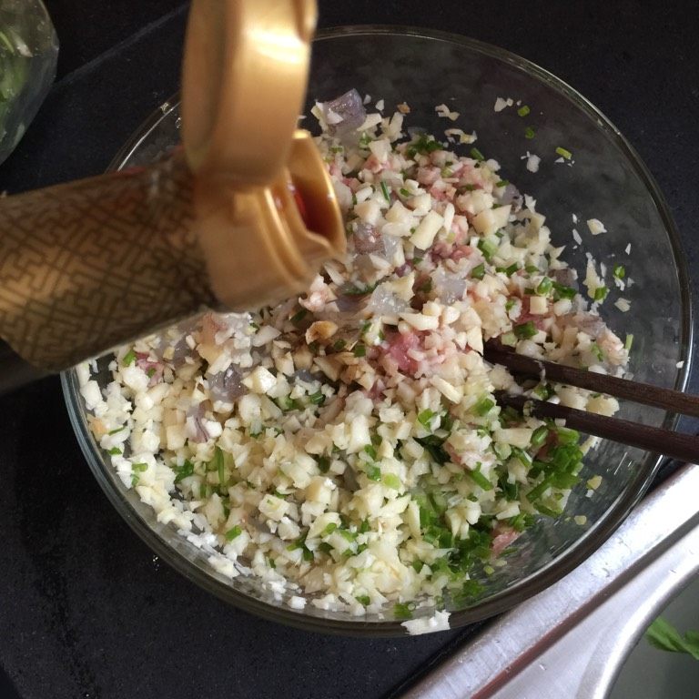 虾仁冬笋荠菜肉馄饨,如图步骤2加入<a style='color:red;display:inline-block;' href='/shicai/ 894'>黄酒</a>、<a style='color:red;display:inline-block;' href='/shicai/ 788'>生抽</a>顺时针搅拌均匀