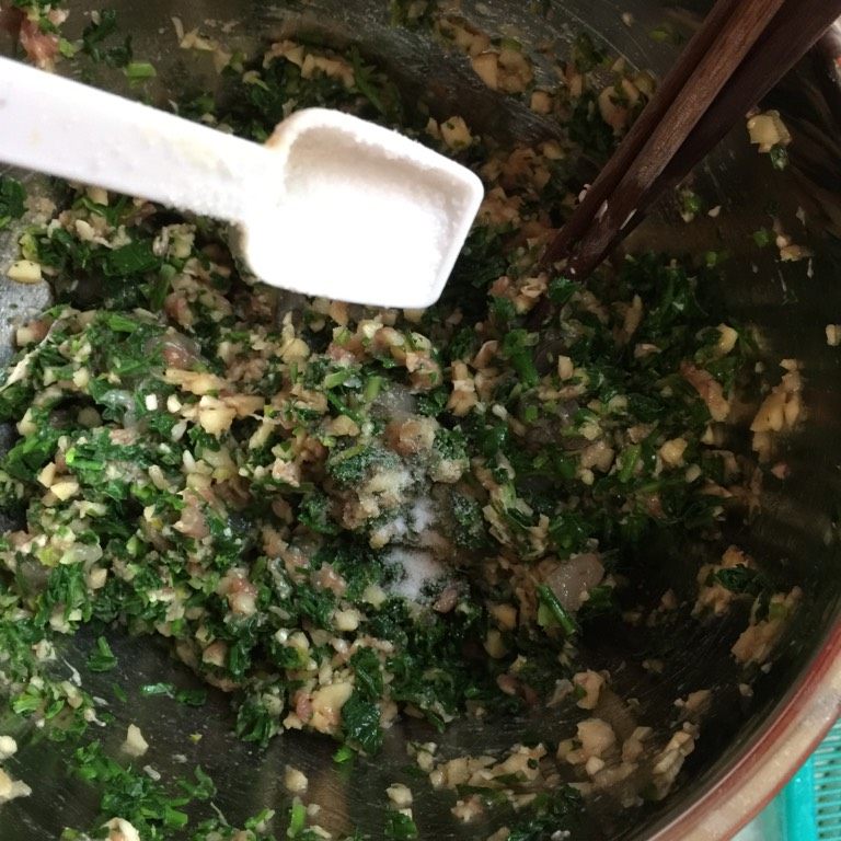 虾仁冬笋荠菜肉馄饨,如图步骤4加入焯过水的荠菜、盐、<a style='color:red;display:inline-block;' href='/shicai/ 756'>鸡精</a>继续顺时针搅拌