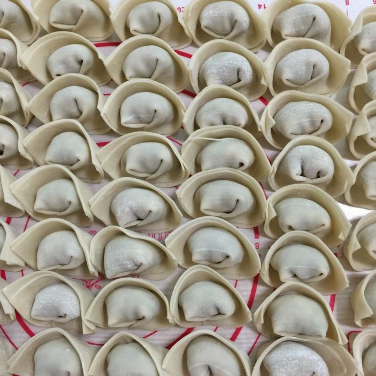虾仁冬笋荠菜肉馄饨,如图包好的馄饨