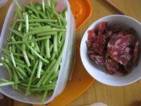 泥蒿炒腊肠,将泥蒿和腊肉都洗净 然后将泥蒿掰成小段,腊肉切片。
