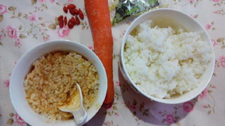 圣诞老人,准备食材：剩<a style='color:red;display:inline-block;' href='/shicai/ 507'>米饭</a>、<a style='color:red;display:inline-block;' href='/shicai/ 7434'>番茄汤</a>拌的<a style='color:red;display:inline-block;' href='/shicai/ 507'>米饭</a>、<a style='color:red;display:inline-block;' href='/shicai/ 25'>胡萝卜</a>、波力海苔、<a style='color:red;display:inline-block;' href='/shicai/ 673'>枸杞</a>。