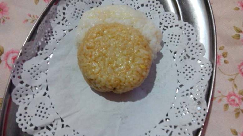 圣诞老人,再弄少许白米饭紧贴住,制作成圣诞老人的白头发。