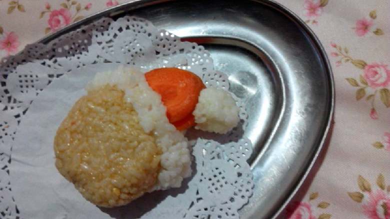 圣诞老人,再弄一小块白米饭滚成圆形,制作成圣诞老人的帽子穗。