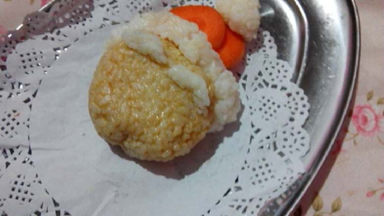 圣诞老人,少许白米饭揉成月牙形,制作成圣诞老人的白色眉毛。