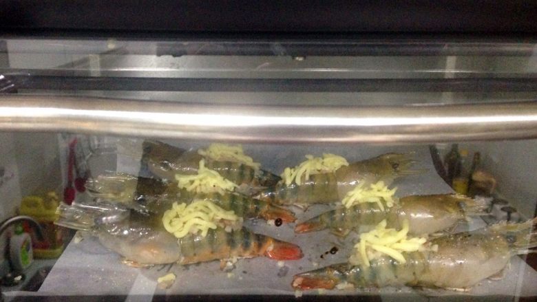 芝士焗大虾,烤箱220度预热好,把虾放入烤箱烤8分钟。