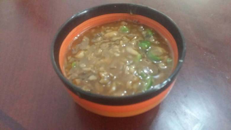 手擀打卤面,锅里放底油,放调料,在加水,然后淀粉收汁,出锅