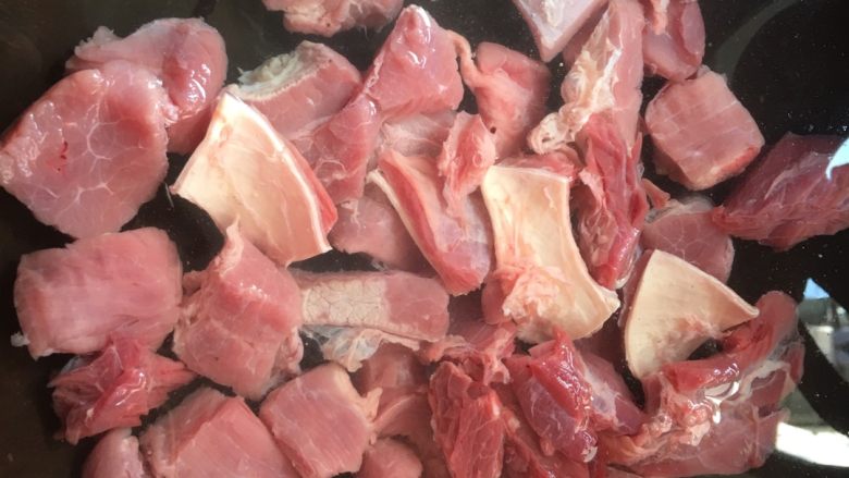香蘑牛肉汤,<a style='color:red;display:inline-block;' href='/shicai/ 216'>牛肉</a>飞水