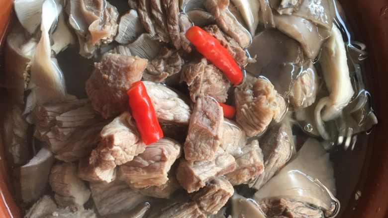 香蘑牛肉汤,加入沸水，盖上盖子。