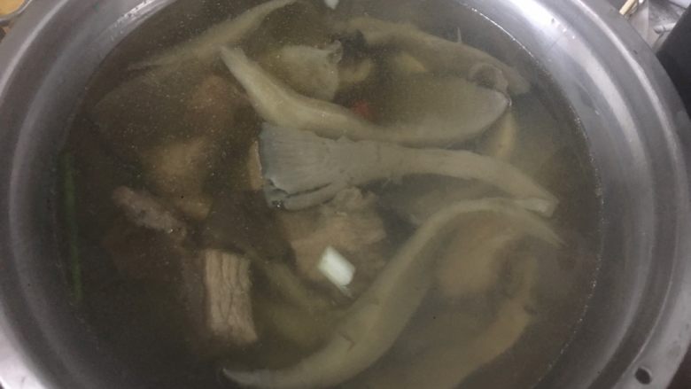 香蘑牛肉汤,五小时后出锅，加盐即可