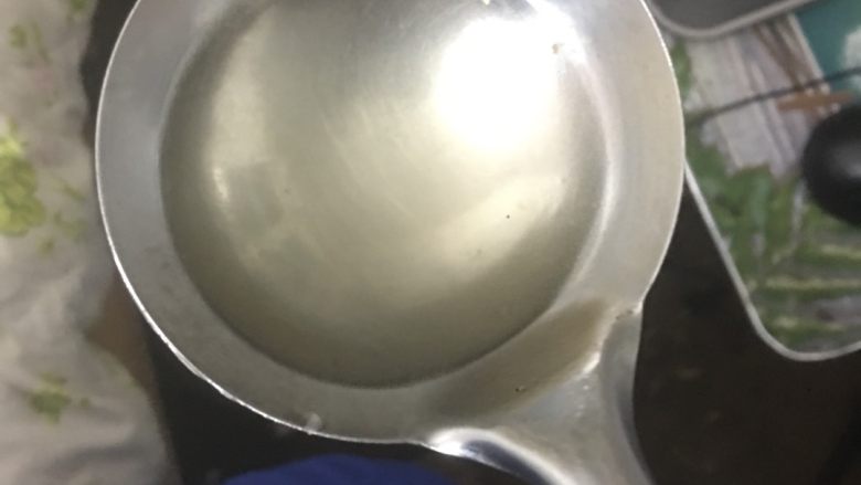 香蘑牛肉汤,汤汁很清亮，并没有肥油。毫无油腻感