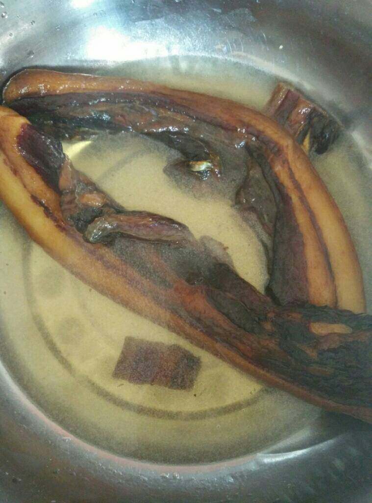 广东鹅腊味饭,<a style='color:red;display:inline-block;' href='/shicai/ 436'>腊肉</a>先泡好洗干净