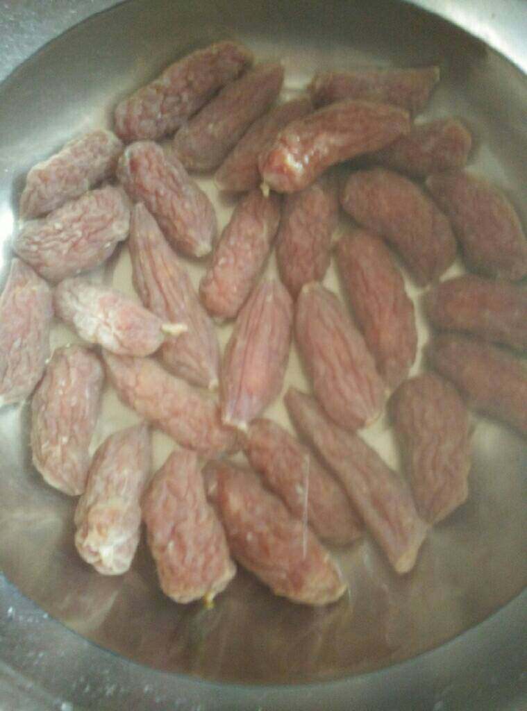 广东鹅腊味饭,<a style='color:red;display:inline-block;' href='/shicai/ 4536'>腊肠</a>洗干净。