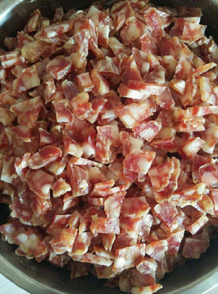 广东鹅腊味饭,切碎待用。