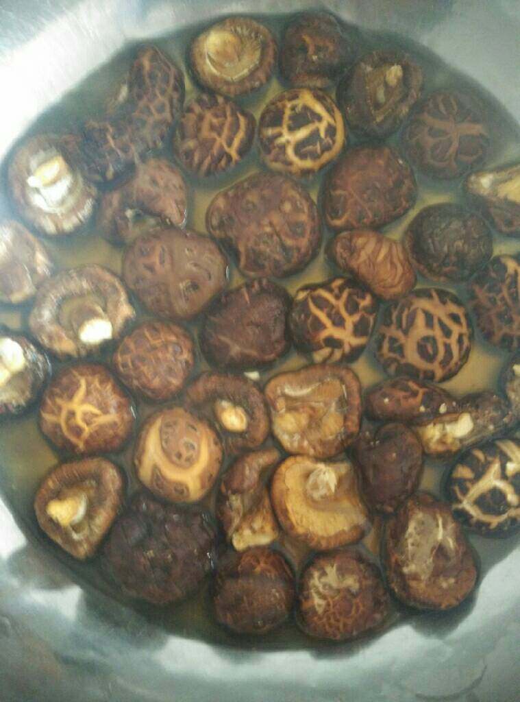 广东鹅腊味饭,<a style='color:red;display:inline-block;' href='/shicai/ 3068'>冬菇</a>用开水泡开