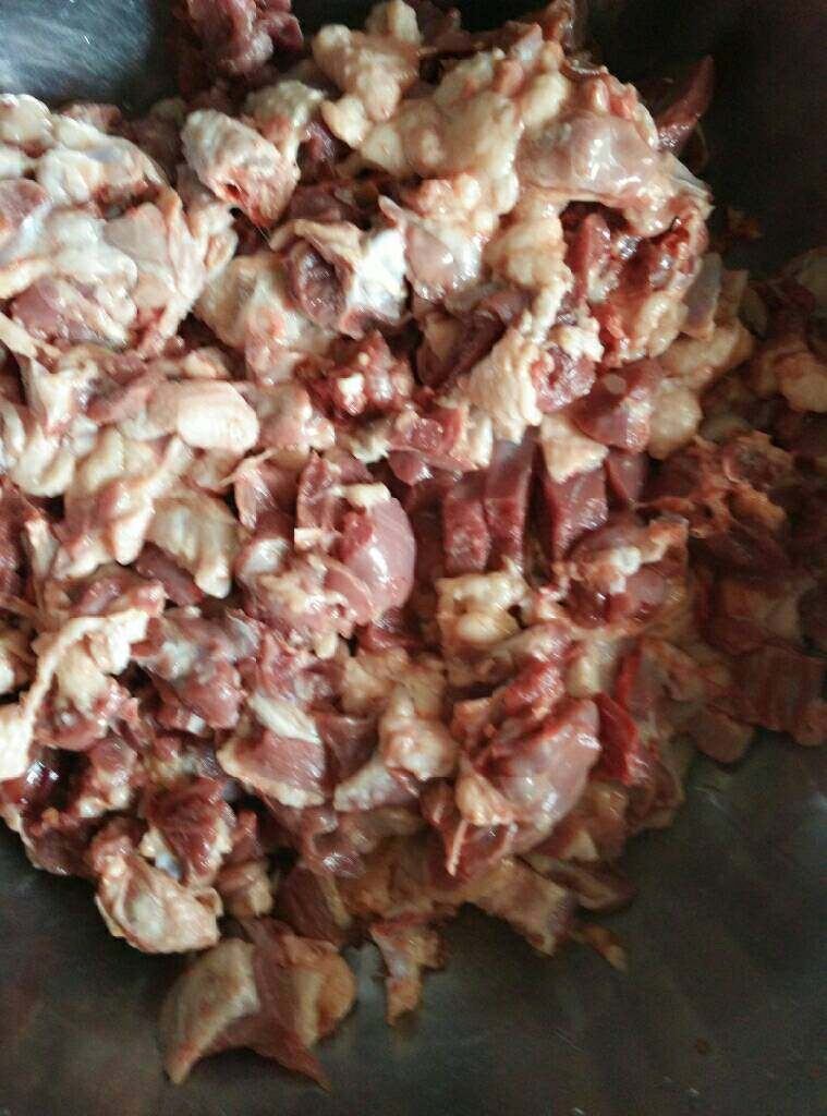 广东鹅腊味饭,切碎待用。