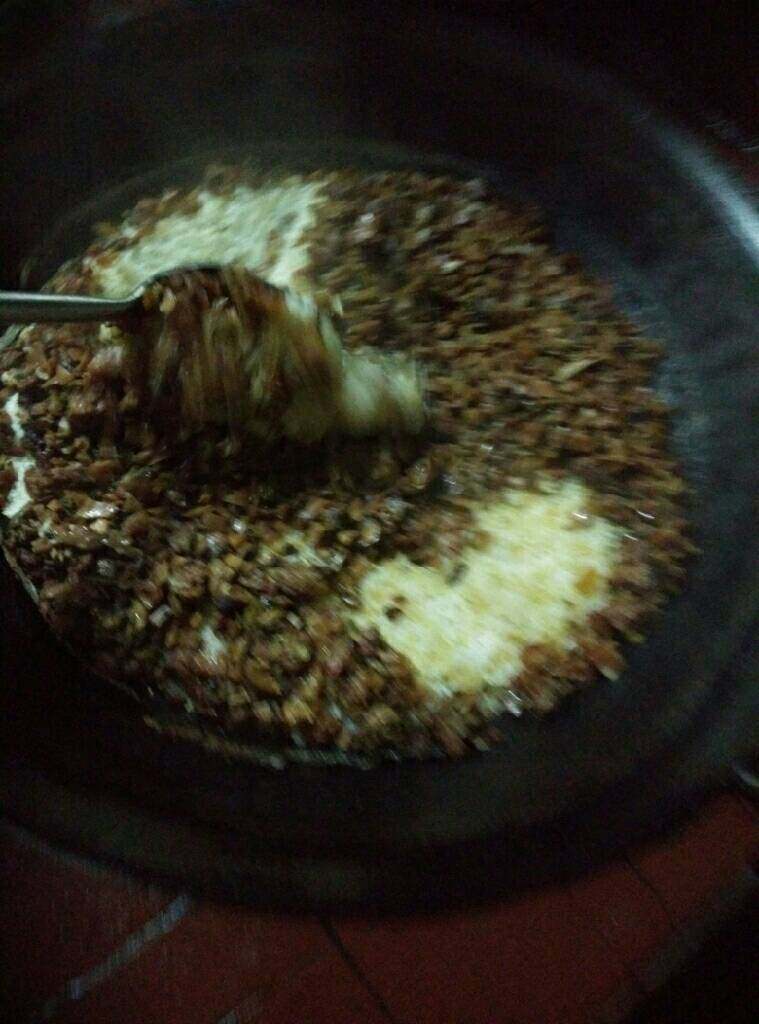 广东鹅腊味饭,饭快好了倒入炒好的料盖上盖子5分钟，再翻动。把料跟饭搅匀