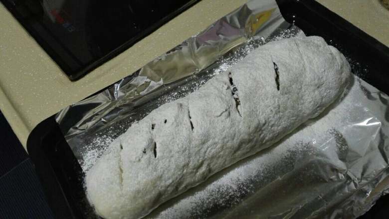 大列巴,撒上少许低筋面粉入已预热至210度的烤箱，大约40分钟即可出炉。