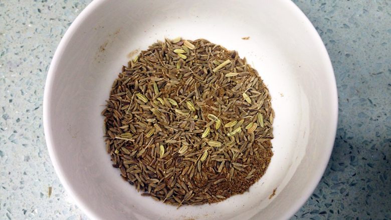 孜然烤羊排,除葱姜蒜以外的全部香料混合,加适量盐拌匀。