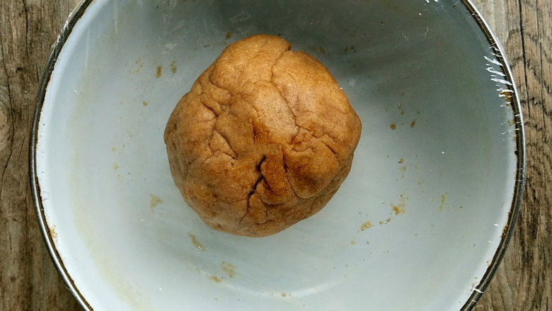 海苔全麦苏打饼,封上保鲜膜,静置30分钟以上。