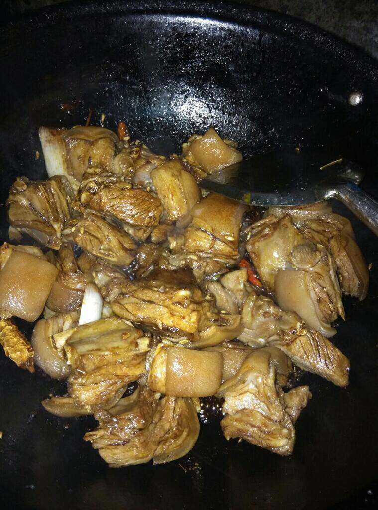 啤酒红烧羊肉,锅内加水，下羊肉烧开，下水冲洗干净，锅内下油下入<a style='color:red;display:inline-block;' href='/shicai/ 695'>八角</a>大䓤段<a style='color:red;display:inline-block;' href='/shicai/ 3749'>小茴香</a><a style='color:red;display:inline-block;' href='/shicai/ 86474'>干辣椒</a>姜片小火煸炒出香味放羊肉煸炒！