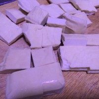 苏州蜜汁豆干 ,白豆干切成四分之一块儿。