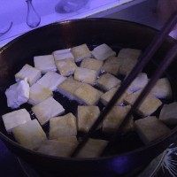 苏州蜜汁豆干 ,平底锅倒油,油热后小火儿将豆干煎至双面金黄盛出备用。
