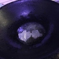 苏州蜜汁豆干 ,锅中加油,然后放入冰糖,小火儿熬制融化并且颜色呈咖啡色冒小泡儿。