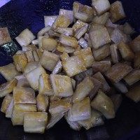 苏州蜜汁豆干 ,然后放入豆干翻炒均匀。