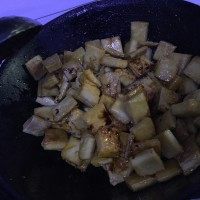 苏州蜜汁豆干 ,翻炒均匀后加生抽。老抽,蚝油,盐继续翻炒。
