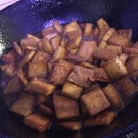 苏州蜜汁豆干 ,热水,不用没过豆干,小火盖盖儿收汤汁。