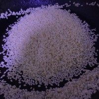 苏州蜜汁豆干 ,收汤汁期间,用平底锅将生芝麻小火儿烤熟。待豆干汤汁收的快干时放入芝麻翻炒即可,豆干晾凉后放保鲜玻璃饭盒中放冰箱保存即可。