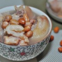 花生猪蹄汤,装盅，放红枣、花生，我喜欢入口即化的口感，故选择炖3-4小时，快炖好前放盐，大功告成！