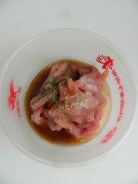 韩式糖醋肉,切成粗条，加入<a style='color:red;display:inline-block;' href='/shicai/ 718'>料酒</a>，盐，<a style='color:red;display:inline-block;' href='/shicai/ 10588'>糖</a>，<a style='color:red;display:inline-block;' href='/shicai/ 720'>胡椒粉</a>，一个蛋清腌制3个小时以上