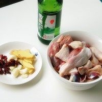 啤酒鸭,鸭子洗净，斩中等大小块。<a style='color:red;display:inline-block;' href='/shicai/ 37'>姜</a>切片，蒜去皮。