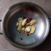 啤酒鸭,油锅烧热（少量油），入姜片，蒜瓣，干辣椒炒香。