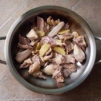 啤酒鸭,入鸭块翻炒均匀，炒至水汽基本变干。