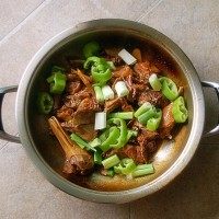 啤酒鸭,入青椒和大葱，翻炒均匀，盖上盖子焖一会儿关火。焖一会儿后，装盘。