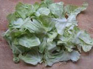 手撕包菜小炒肉,包菜洗净后用手撕成小片