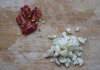 手撕包菜小炒肉,大蒜切碎，<a style='color:red;display:inline-block;' href='/shicai/ 86474'>干辣椒</a>切成两段